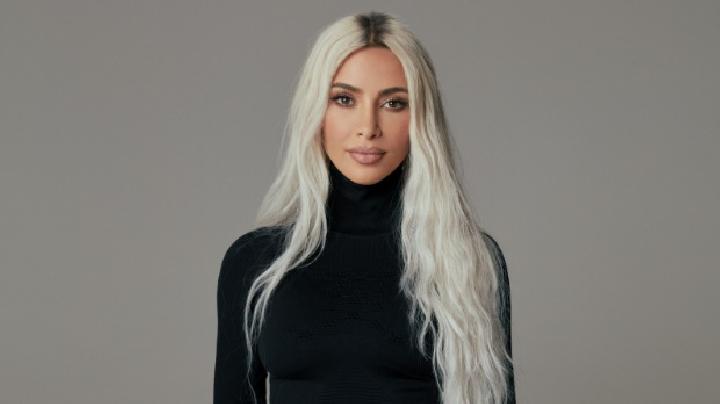 Kim Kardashian Bawa Tim Makeup sesudah itu Stylist untuk Foto SIM
