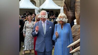 Ratu Camilla sesudah itu Raja Charles Pakai Topeng Gajah Buatan Desainer India