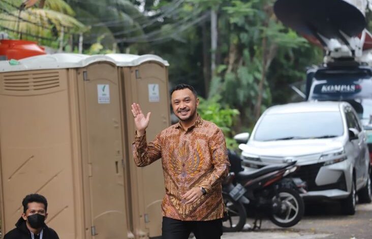 3 Gaya Giring Ganesha Dipanggil Prabowo, Menunjukkan Resmi dengan Batik