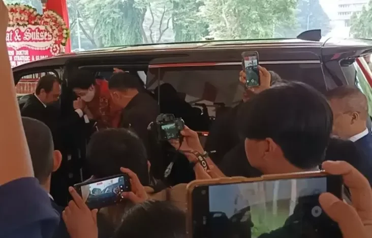 Di Tengah Isu Pertemuan dengan Prabowo, Megawati Hadiri Sidang Promosi Doktor Hasto pada UI