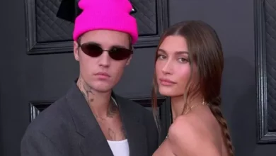 Hailey Bieber Posting Foto Justin Bieber Bertelanjang Dada Sambil Acungkan Jari Tengah, Apa Artinya?