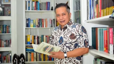 Peluncuran Buku 100 Orang Koperasi Indonesia, Ferry Juliantono Terima Penghargaan