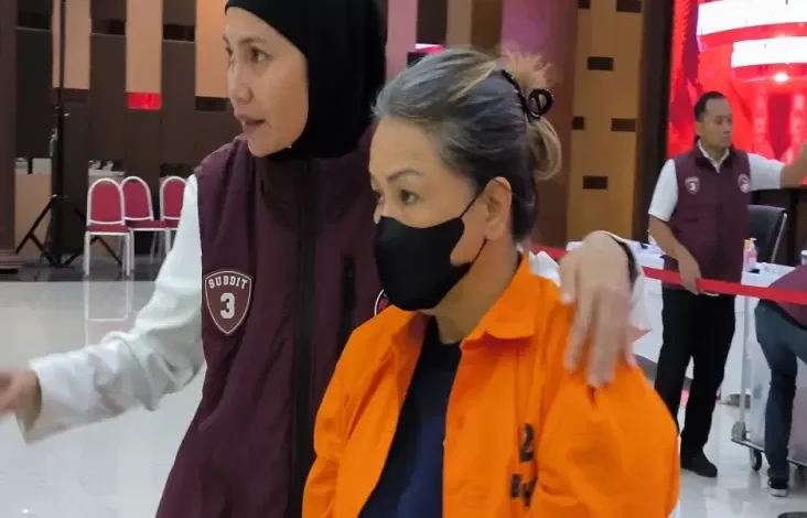 Penampakan Helen, Bandar Narkoba Jaringan Jambi Tiba di tempat di Bareskrim Polri
