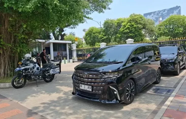 Penampakan Mobil Pensiun Jokowi, Alphard Hitam AD 1 JKW