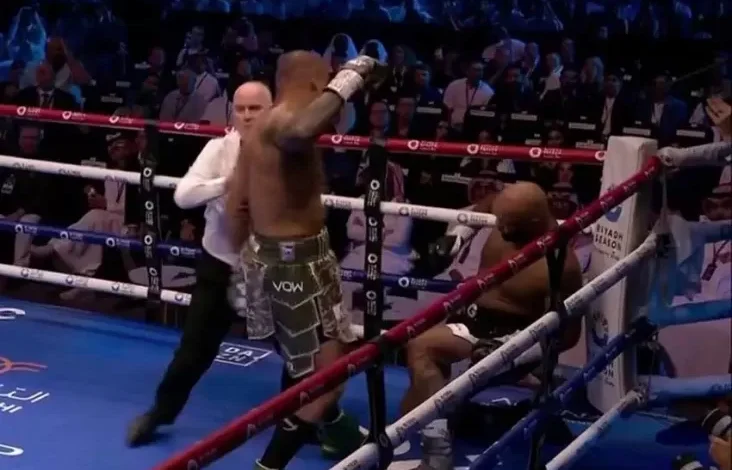 Petinju Inggris Frazer Clarke Patah Tulang Pipi, KO di Ronde 1 Dihajar Hook Kanan Fabio Wardley