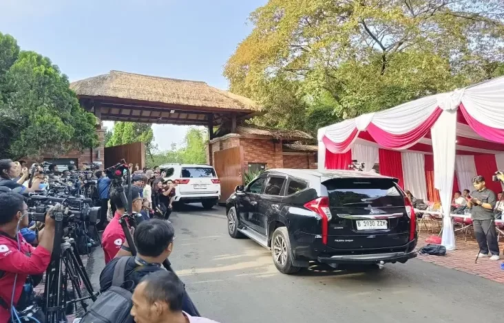 Wapres Terpilih Gibran Tiba pada Kediaman Presiden Terpilih Prabowo di area area Hambalang